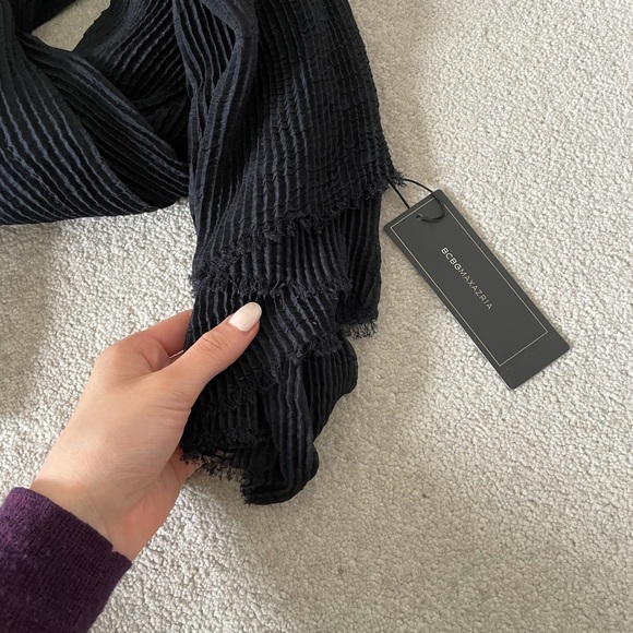 BCBG black scarf - Picture 2 of 3